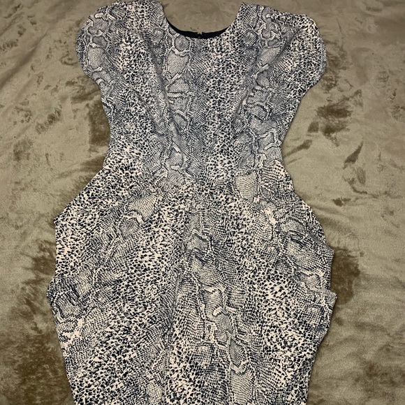 Guess Dresses & Skirts - Dress perfect for work.